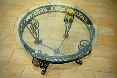 Круглый стол кованый классический с прозрачным стеклом  26000 руб.