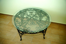 Кованый круглый стол римский узор с прозрачным стеклом  39000 руб